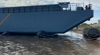 В Череповце спустили на воду 8-ю баржу